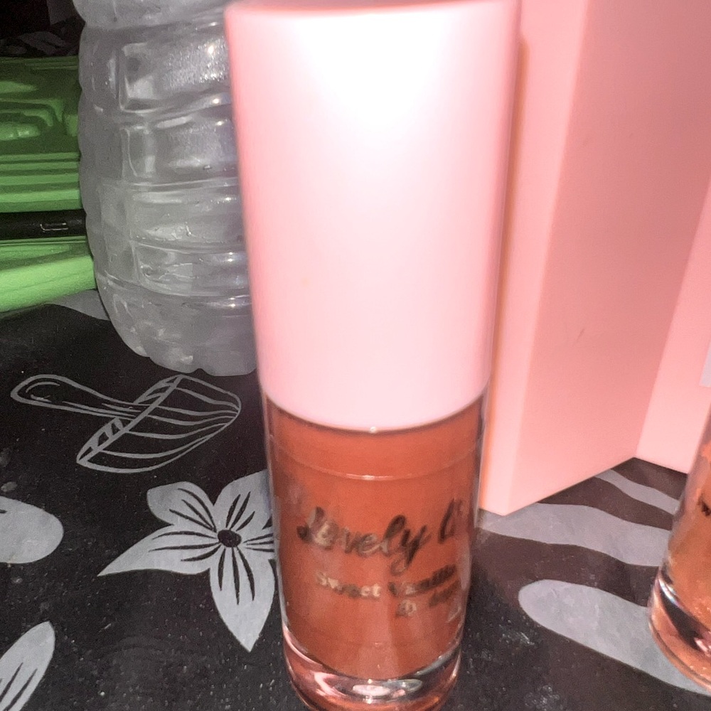 Lip Gloss Smells like sweet vanilla🫦